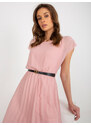 Fashionhunters Světle růžové řasené šaty s černým páskem
