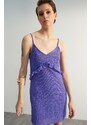 Limitovaná edice fialových pletených mini šatů Trendyol s volánky a prémiovou texturovanou látkou