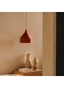 Terakotově červené kovové závěsné světlo Kave Home Peralta 30 cm