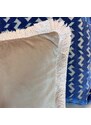 BOHOLOGY Modrý sametový povlak na polštář Stormie 30 x 50 cm s třásněmi