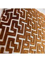 BOHOLOGY Medově hnědý sametový povlak na polštář Labyrinth 50 x 50 cm s třásněmi