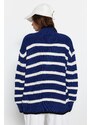 Trendyol modrý pruhovaný pletený svetr se širokým úborem