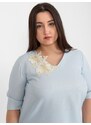 Fashionhunters Světle modrá halenka plus size s krátkým rukávem