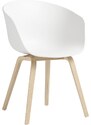 Bílá plastová židle HAY AAC 22 s dubovou podnoží