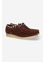 Semišové polobotky Clarks Originals Wallabee hnědá barva, 26168847