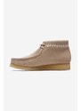 Semišové polobotky Clarks Originals Wallabee Boot béžová barva, 26171993