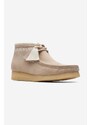 Semišové polobotky Clarks Originals Wallabee Boot béžová barva, 26171993