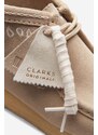Semišové polobotky Clarks Originals Wallabee Boot béžová barva, 26171993