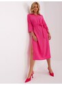 Fashionhunters Tmavě růžové jednoduché ležérní šaty s páskem