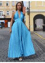 ITALSKÁ MÓDA Světle modré lesklé elegantní šaty JACQUELINE s rozparkem