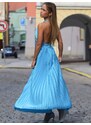 ITALSKÁ MÓDA Světle modré lesklé elegantní šaty JACQUELINE s rozparkem