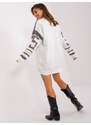 Fashionhunters Tmavě šedý dlouhý oversize svetr s nápisem
