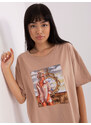 Fashionhunters Béžové dámské oversize tričko s potiskem