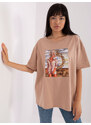 Fashionhunters Béžové dámské oversize tričko s potiskem