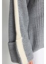 Trendyol šedý svetr s širokým rukávem a úpletem