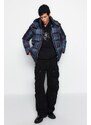 Trendyol Námořnická modrá Oversize Plaid Odnímatelný zimní kabát s kapucí odolný proti vodě / větru