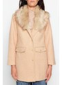 Trendyol Beige Premium kožešinový límec Detailní kabát se zlatými knoflíky