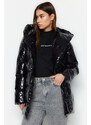 Trendyol Black Oversize Lesklý vodoodpudivý nafukovací kabát s kapucí