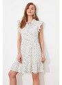 Trendyol bílé knoflíkové detailní volánkové šaty