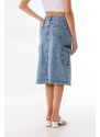 BİKELİFE Modrá nákladní kapsa Detailní midi džínová sukně s vysokým pasem