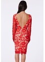 Červené krajkové šaty s květinovým vzorem