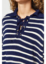 Trendyol Navy Blue Comfort Fit pruhovaný pletený svetr