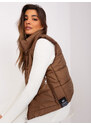 Fashionhunters Hnědá krátká prošívaná vesta s kapsami
