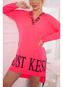 K-Fashion Šaty s kapucí a potiskem růžové neonové