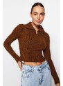 Trendyol Brown Crop Měkký texturovaný pletený svetr s rolákem