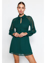 Trendyol Smaragdově zelená Mini Otevřený Pas Knoflík Detailní Šifonové Tkané Šaty