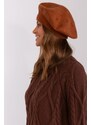 MladaModa Dámská čepice baret s aplikací model 31826 hnědá