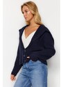 Trendyol Navy Blue Měkký texturovaný pletený svetr s výstřihem