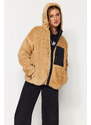 Trendyol EcruCamel Oversize plyšový kabát s kapucí a kapsami