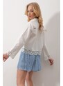 Trend Alaçatı Stili Women's White Lace Embroidered Hole Openwork Crop Woven Shirt