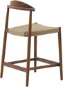 Ořechová dřevěná barová židle Kave Home Nina 62 cm s béžovým výpletem