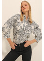 Trend Alaçatı Stili Women's Cream-Black Shawl Patterned Balloon Sleeve Linen Shirt