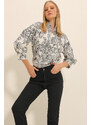 Trend Alaçatı Stili Women's Cream-Black Shawl Patterned Balloon Sleeve Linen Shirt