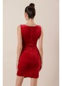 By Saygı Sametové krátké šaty bez rukávů s nabíraným pasem a kamennými doplňky červená