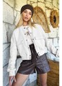 Trend Alaçatı Stili Dámské Cream Snap Uzavření Dvojité Kapsy Vnitřní Raising Crop Jacket