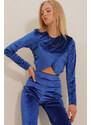 Trend Alaçatı Stili Women's Saxe Blue Crew Neck Wrapped Velvet Crop Blouse