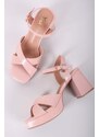 XTI Světle růžové sandály na hrubém podpatku 142356