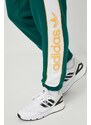 Tepláky adidas Originals zelená barva, s potiskem, IT2442