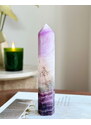 Gaia Crystal Fluoritový obelisk s dendritem 394g