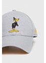 Bavlněná baseballová čepice New Era DAFFY DUCK šedá barva, s aplikací