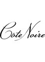 Côte Noire – Five Roses kytice parfémovaných růží Ivory White v černé váze