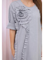 K-Fashion Šaty s ozdobnou květinou šedý