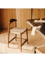 Ořechová dřevěná barová židle Kave Home Nina 62 cm s béžovým výpletem
