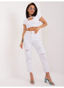 Fashionhunters Bílé dámské mom jeans s páskem