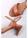 Tamaris Hnědé kožené sandály na tenkém podpatku 1-28322